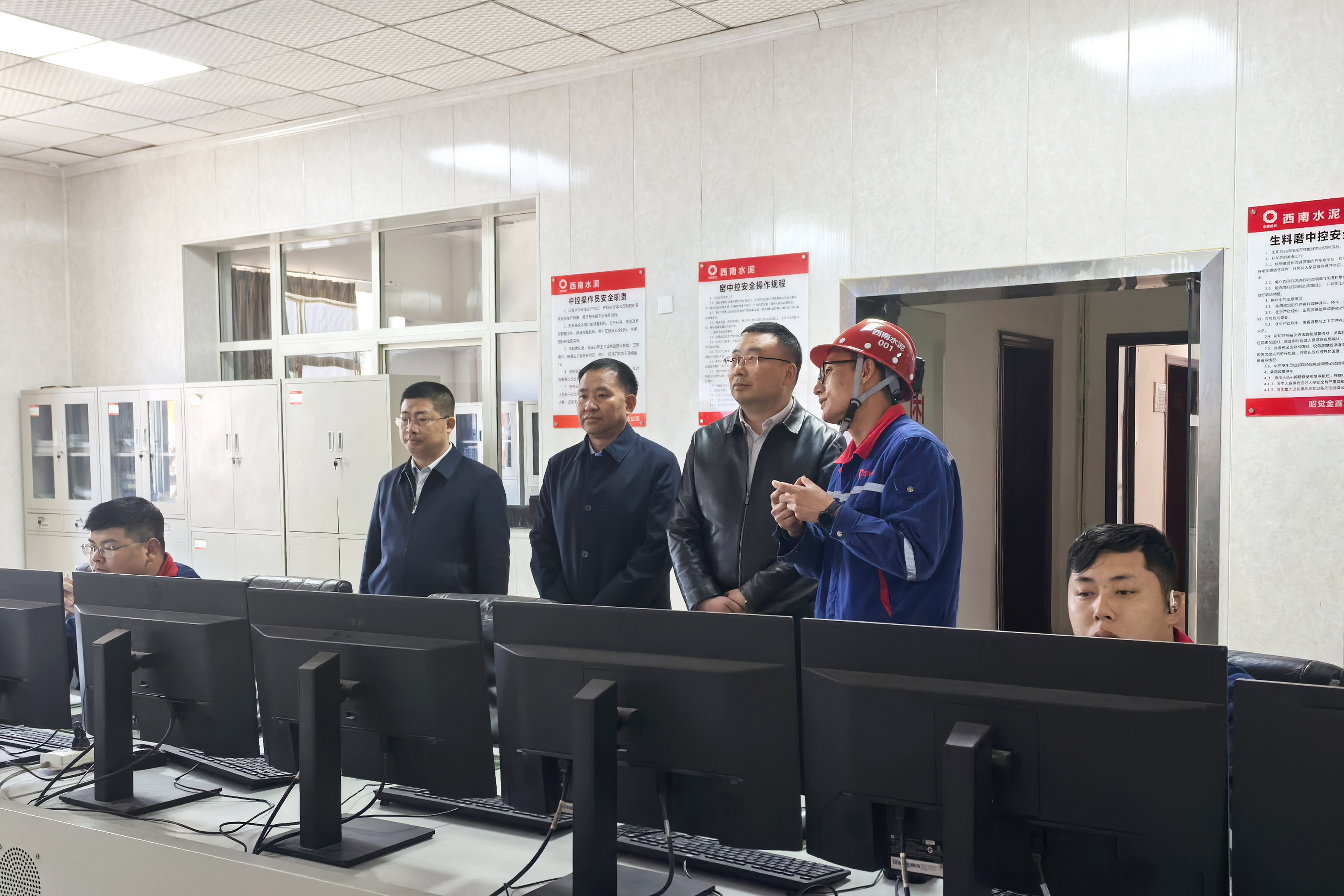 涼山州副州長李強到昭覺金鑫水泥有限責任公司調研