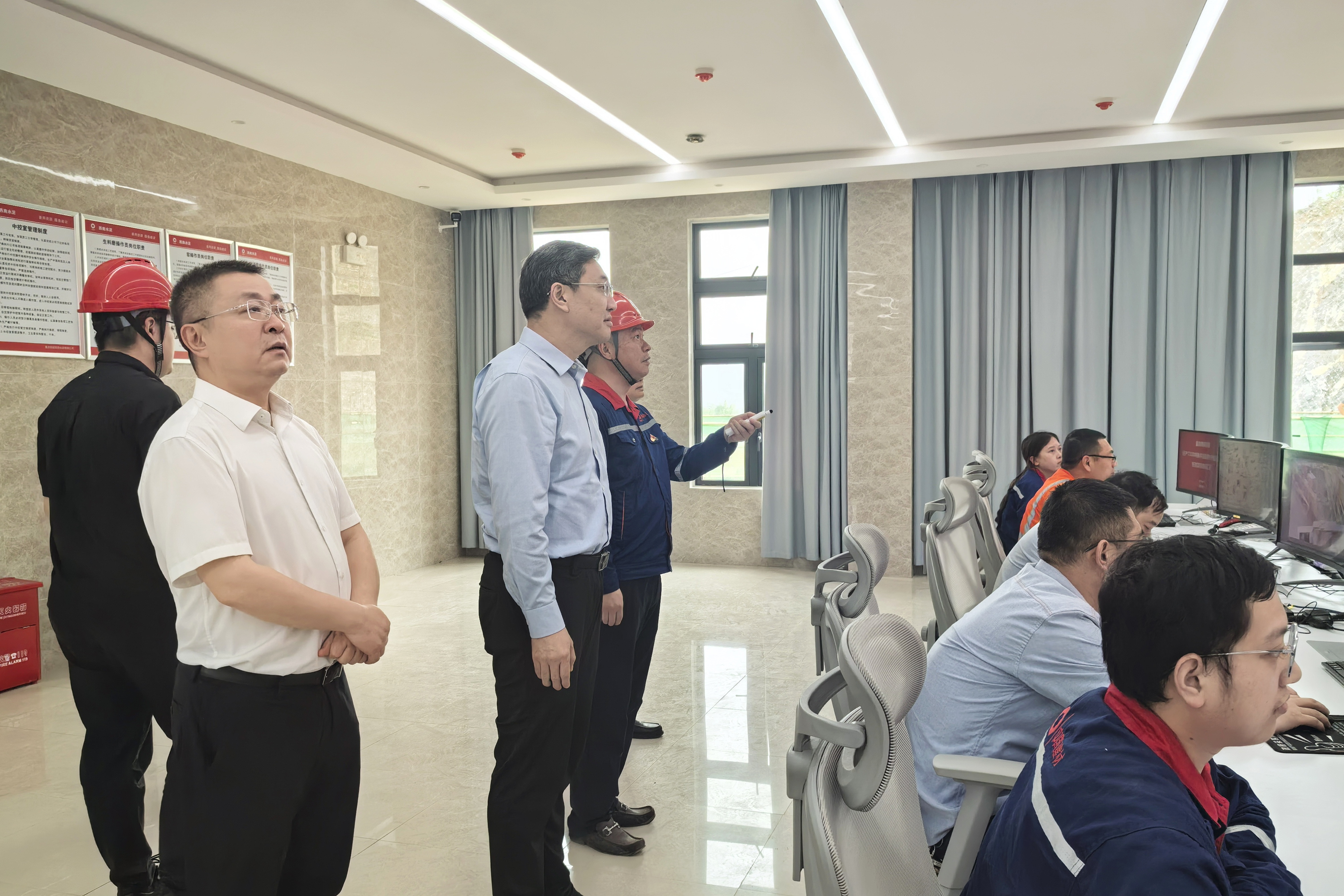 重慶市經信委主任王志杰到重慶銅梁西南水泥有限公司調研